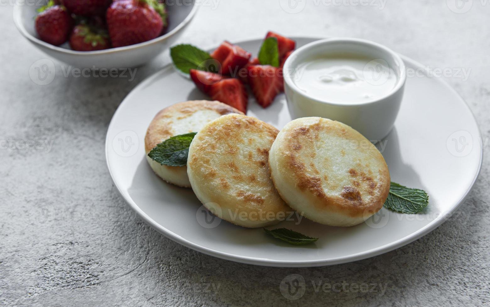 kwarkpannenkoekjes, ricottabeignets op keramische plaat foto