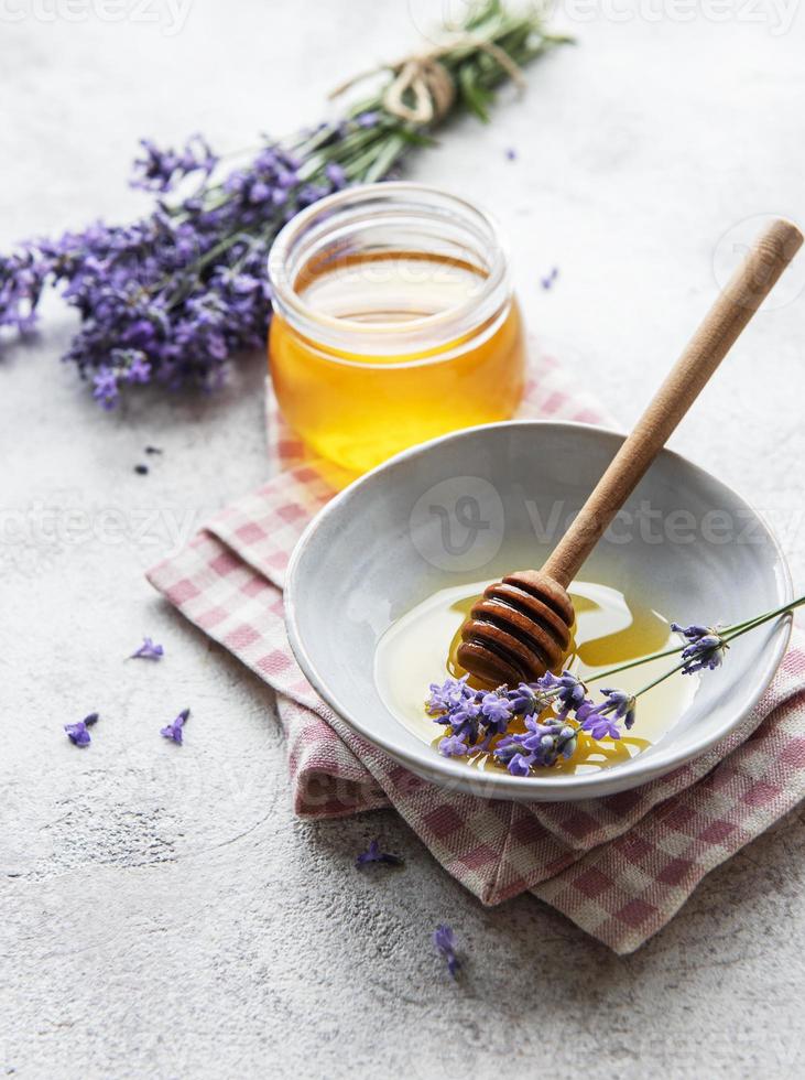 pot met honing en verse lavendelbloemen foto