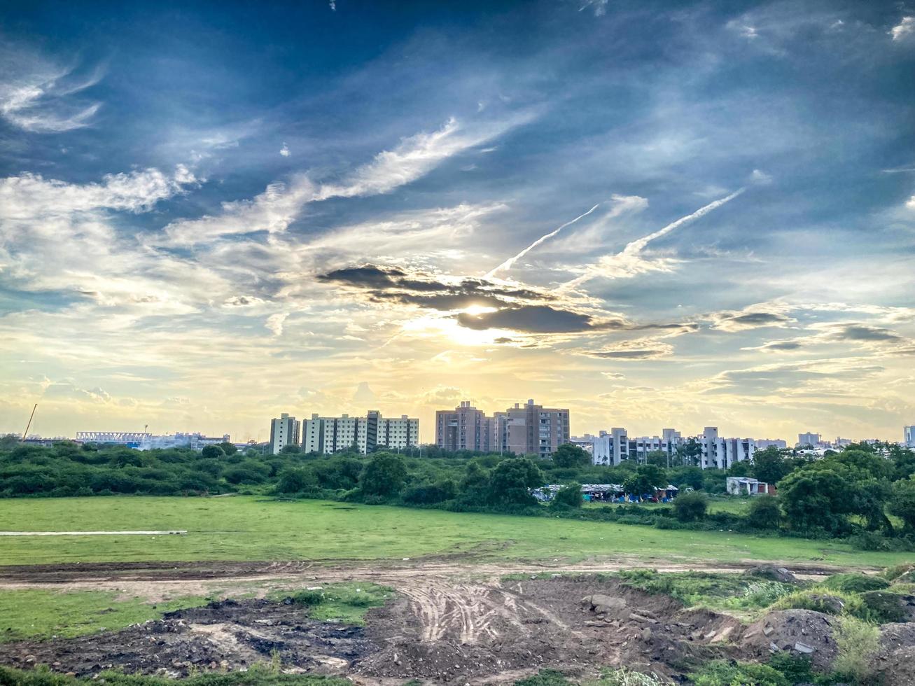 ahmedabad skyline van de stad onder bewolkte hemel india foto