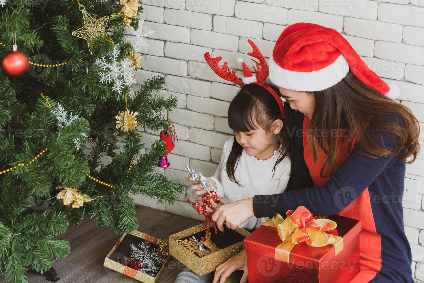 moeder en kind vieren kerst foto