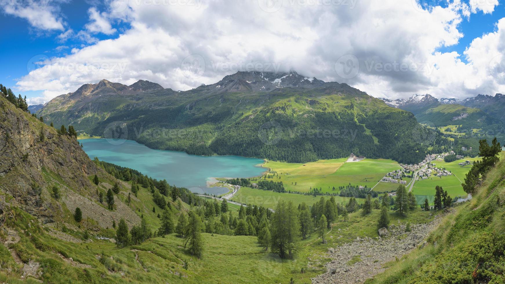 zicht op sils maria in de engadin vallei in zwitserland foto