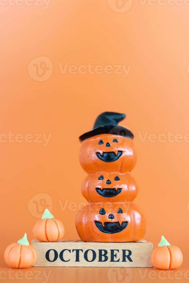 Halloween-pompoenen op oranje achtergrond, hallo oktober-concept foto