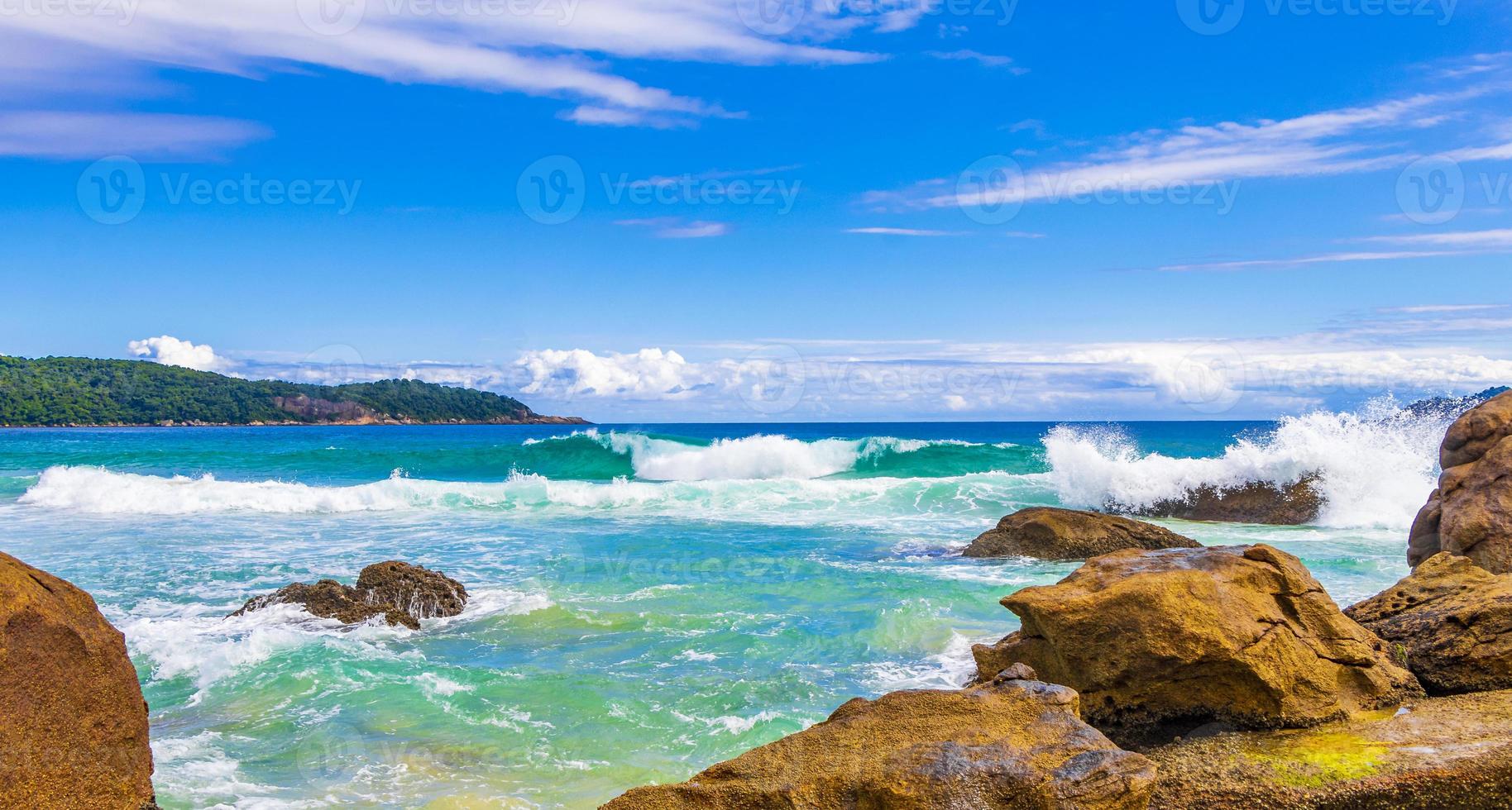 rotsen golven praia lopes mendes strand ilha grande eiland brazilië. foto