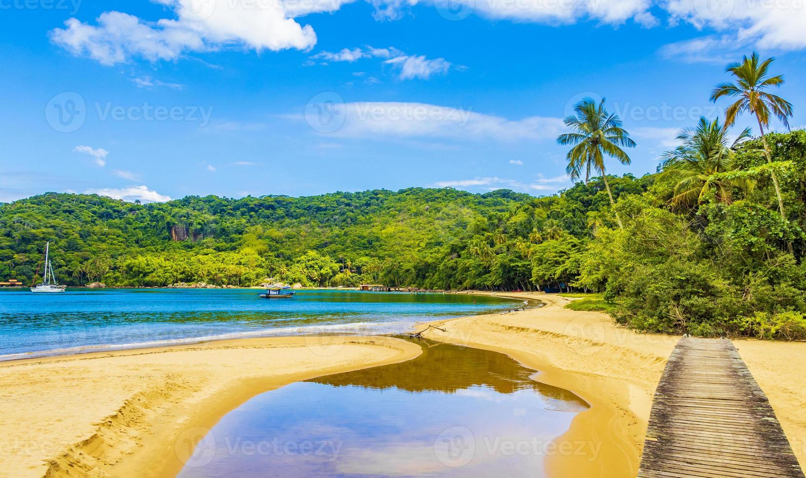 mangrove en pouso strand met brug eiland ilha grande brazilië. foto