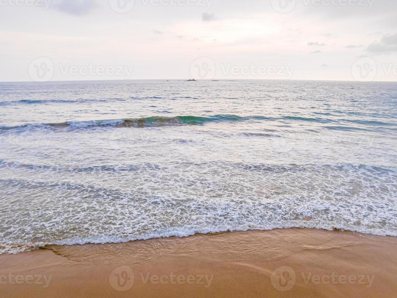 mooi zonnig landschapspanorama van het strand van Bentota op Sri Lanka. foto
