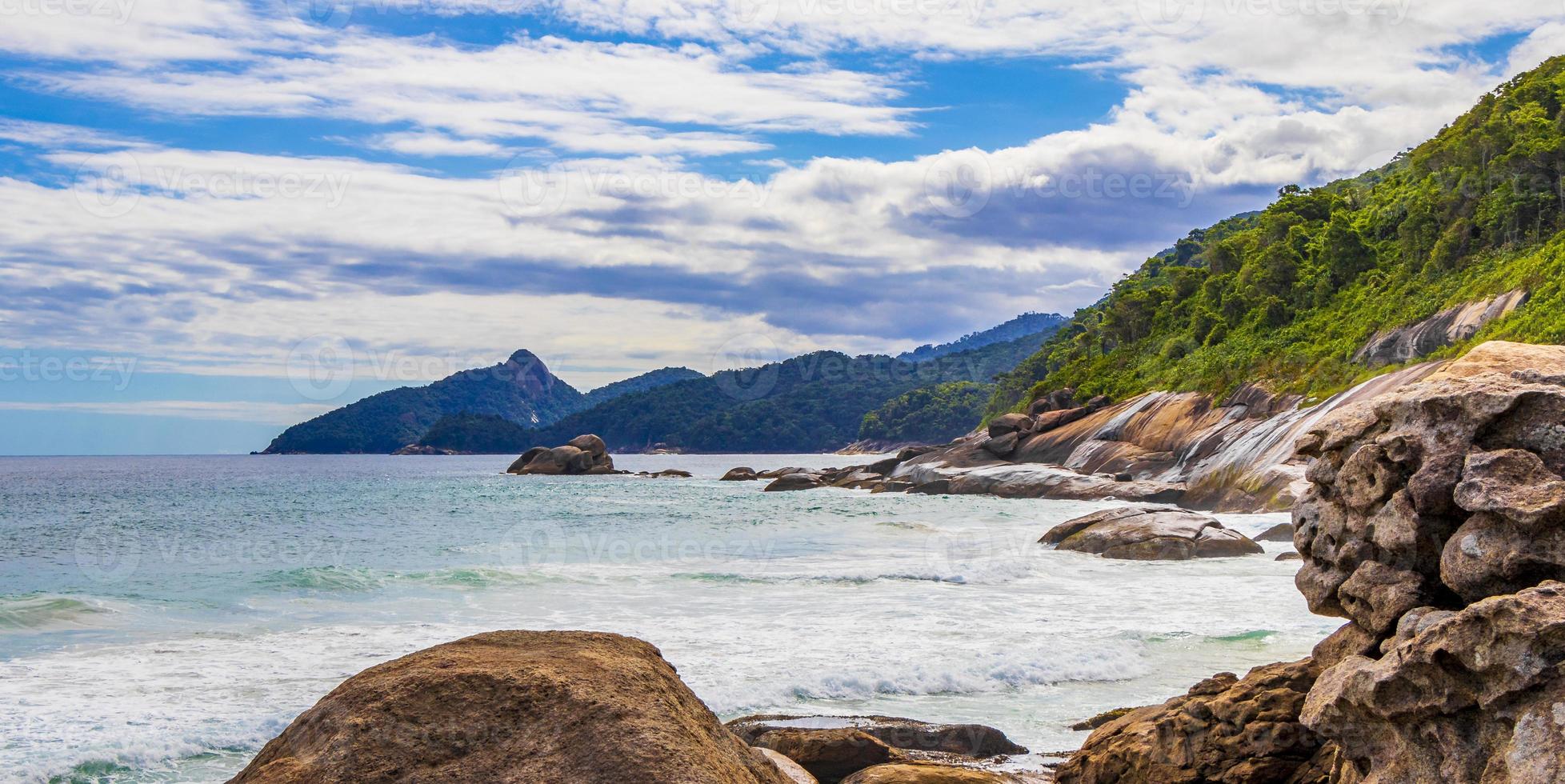 rotsen golven praia lopes mendes strand ilha grande eiland brazilië. foto