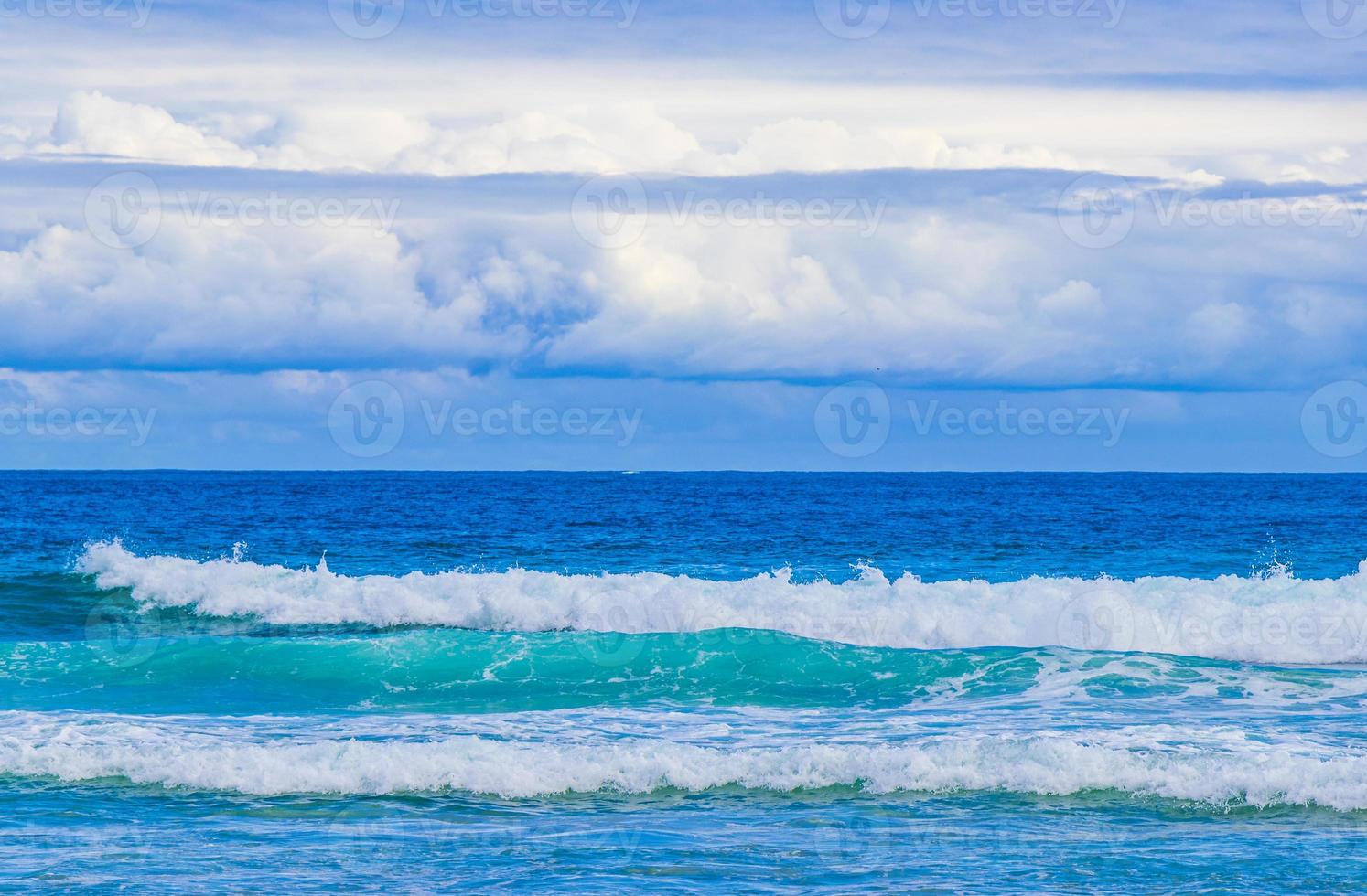 sterke golven praia lopes mendes strand ilha grande eiland brazilië. foto