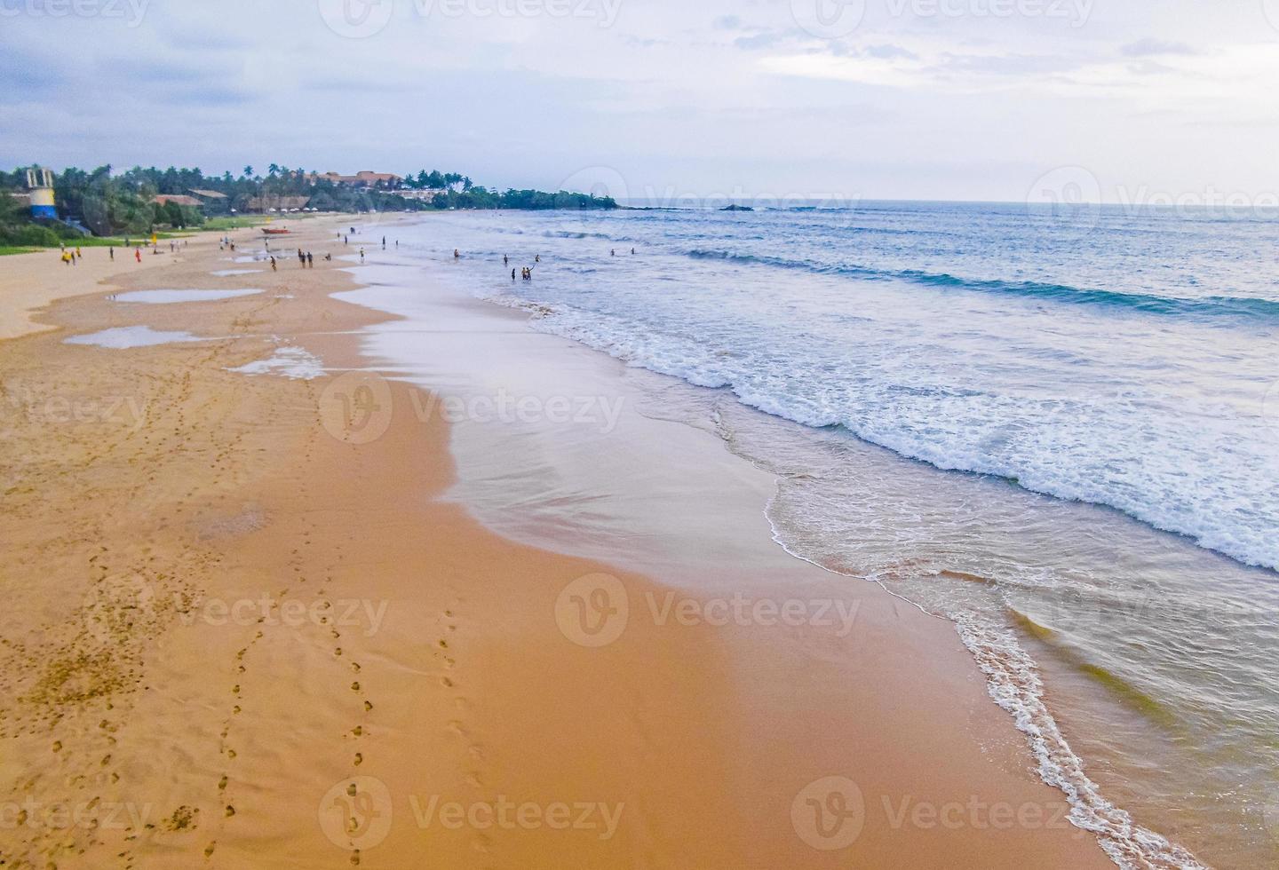 mooi bewolkt landschapspanorama van het strand van Bentota op Sri Lanka. foto