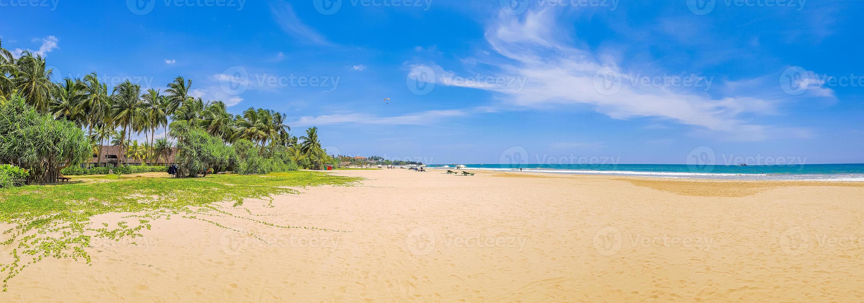 mooi zonnig landschapspanorama van het strand van Bentota op Sri Lanka. foto