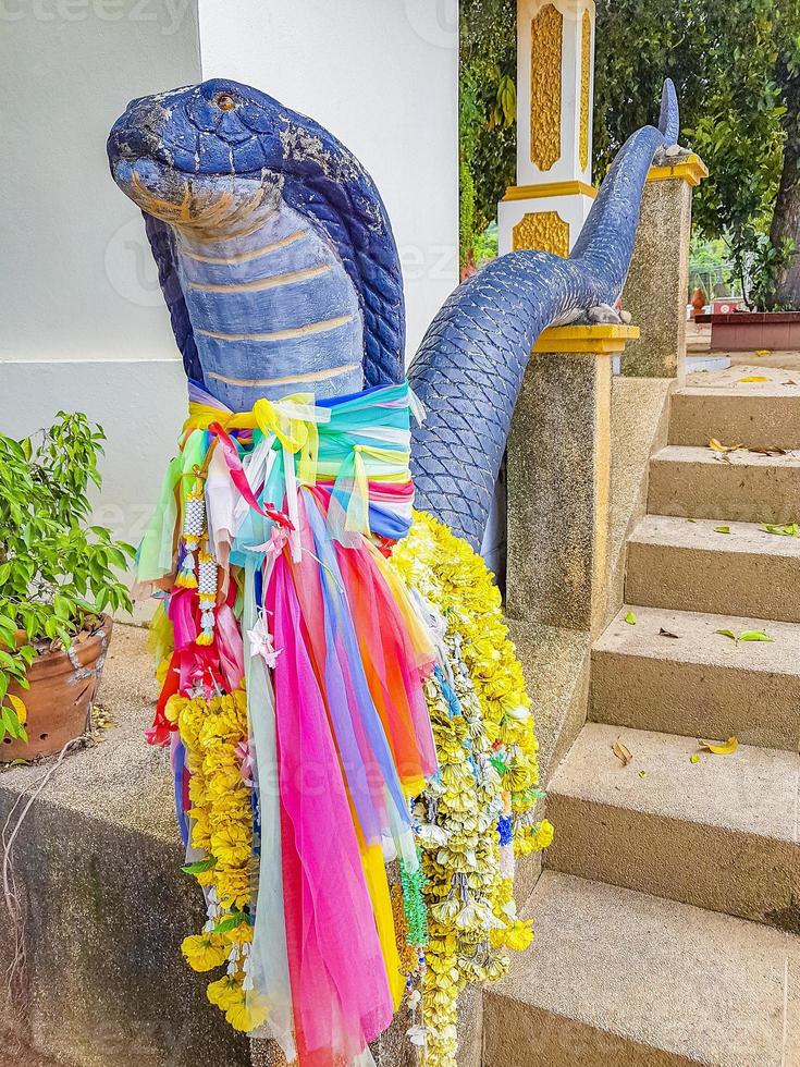 kleurrijk versierd slangbeeld wat sila ngu tempel koh samui. foto