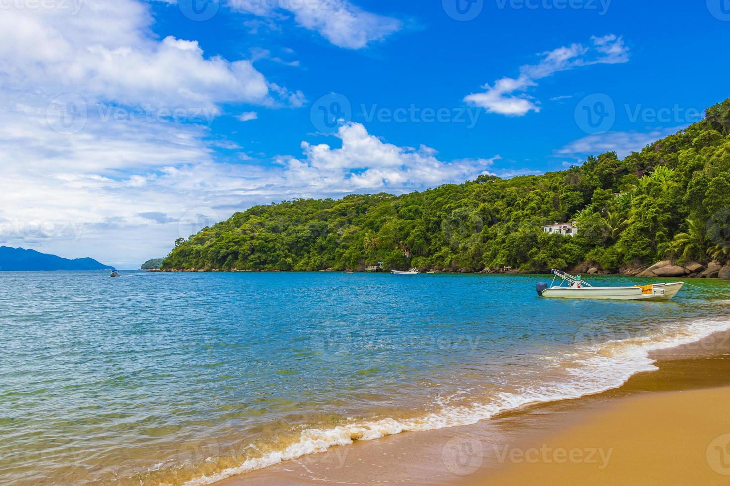 groot tropisch eiland ilha grande praia de palmas strand brazilië. foto