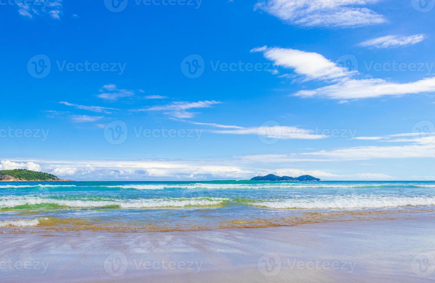 praia lopes mendes strand op het tropische eiland ilha grande brazilië. foto