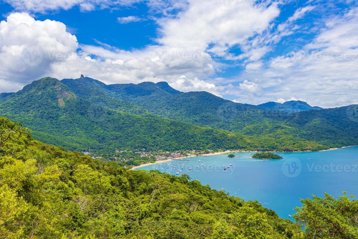 groot tropisch eiland ilha grande abraao strand panorama brazilië. foto