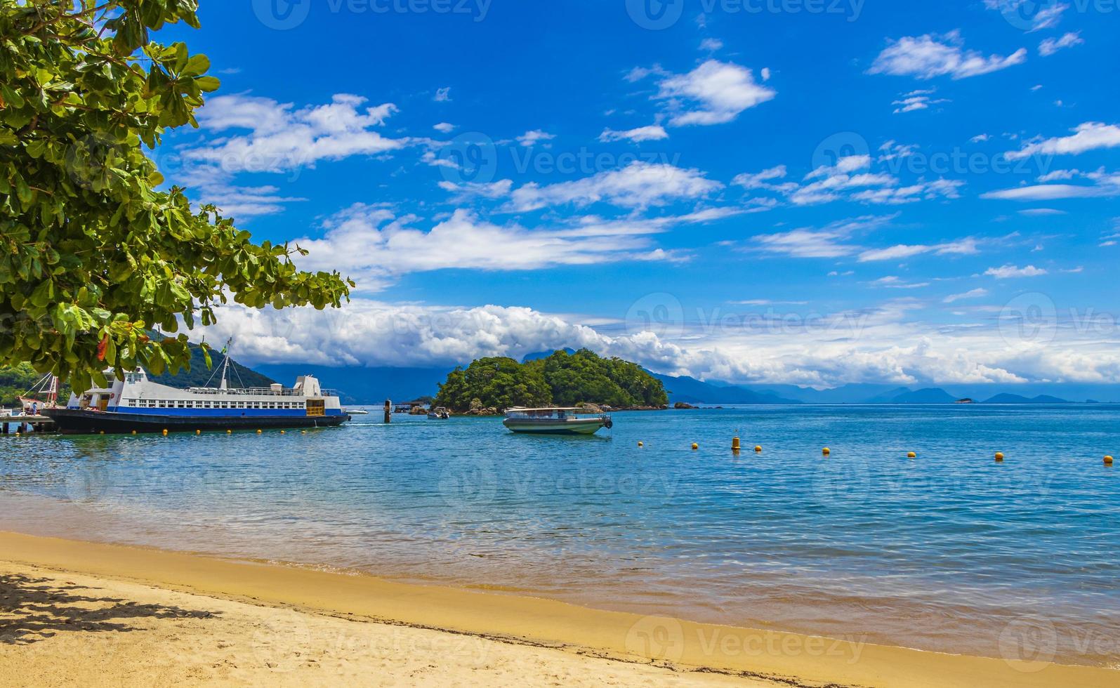 het grote tropische eiland ilha grande abraao strand brazilië. foto