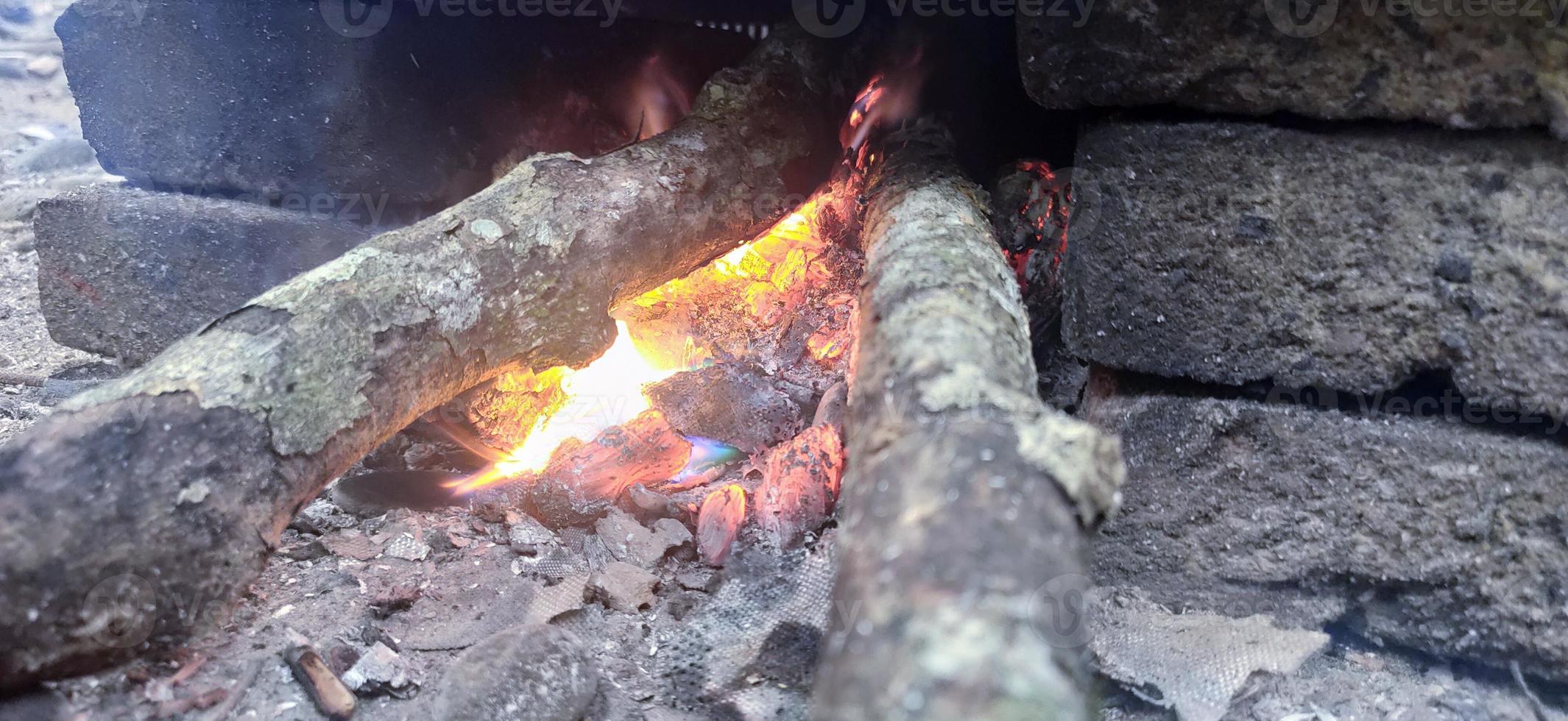 hete brandhoutkolen met rood vuur foto