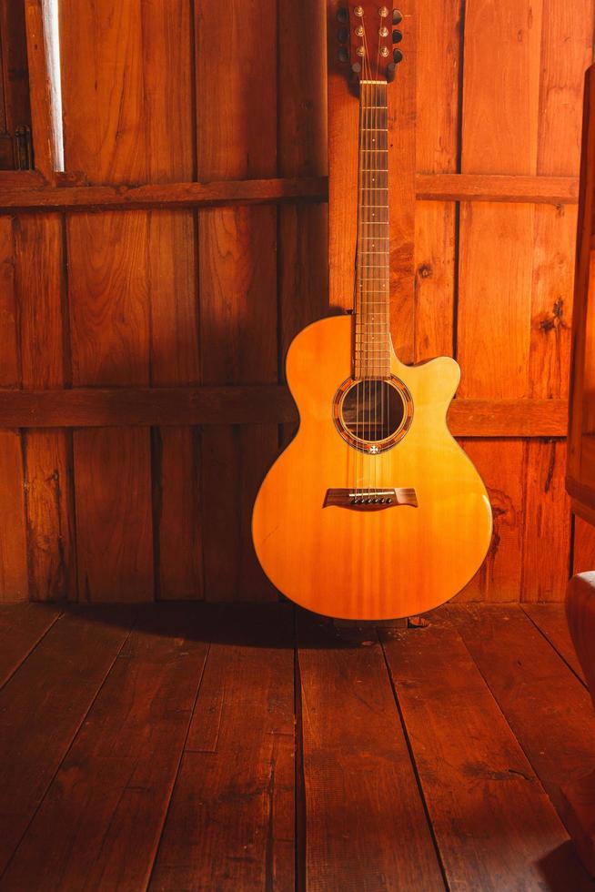 klassieke gitaar op houten achtergrond foto