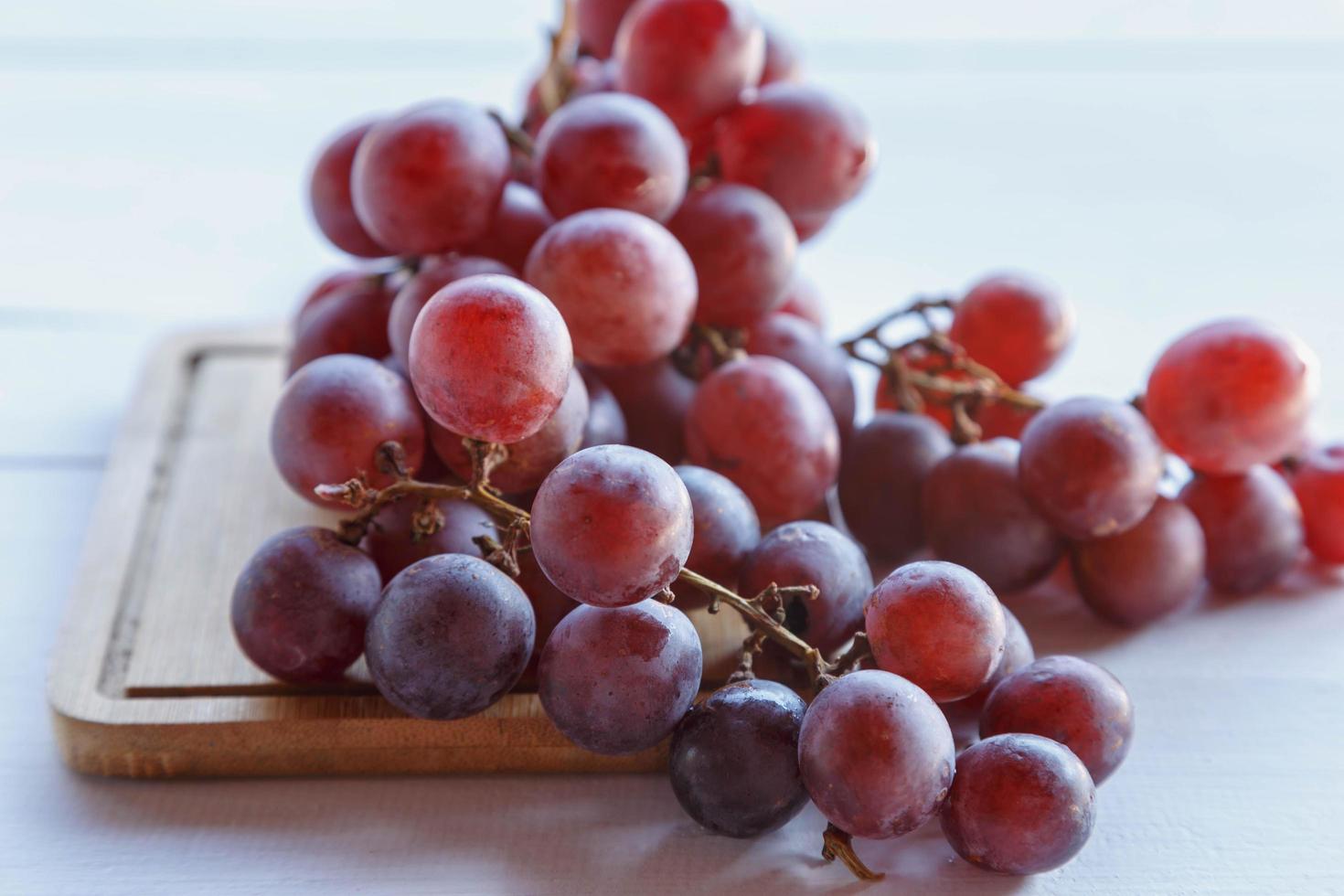 vers rood druivenfruit op houten achtergrond foto