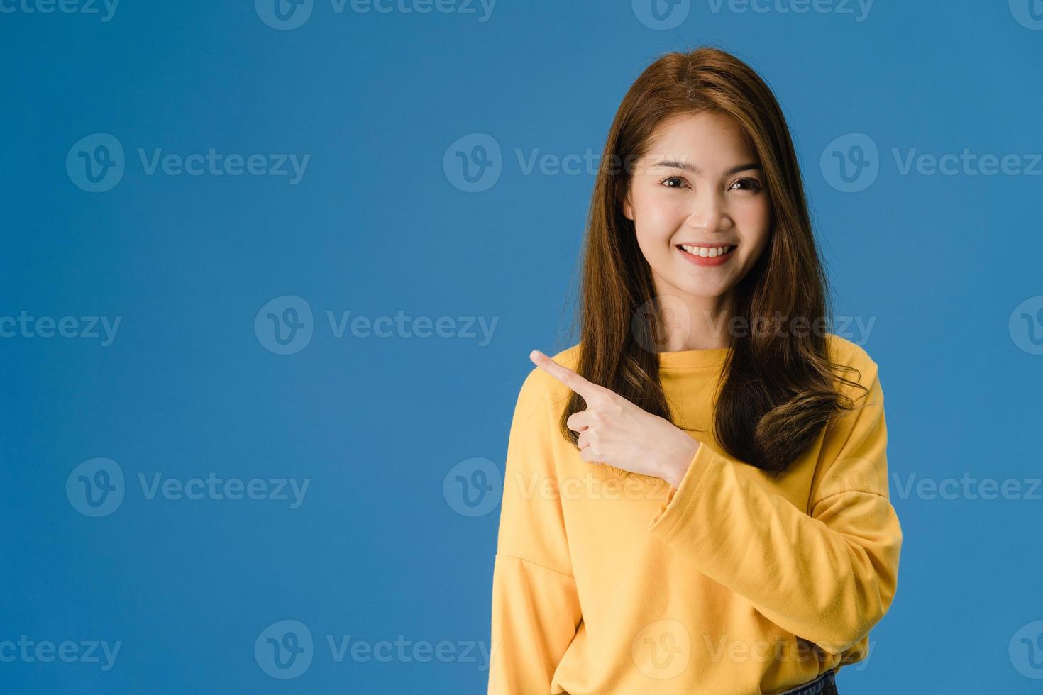 jonge Aziatische dame lachend met vrolijke uitdrukking blauwe achtergrond. foto