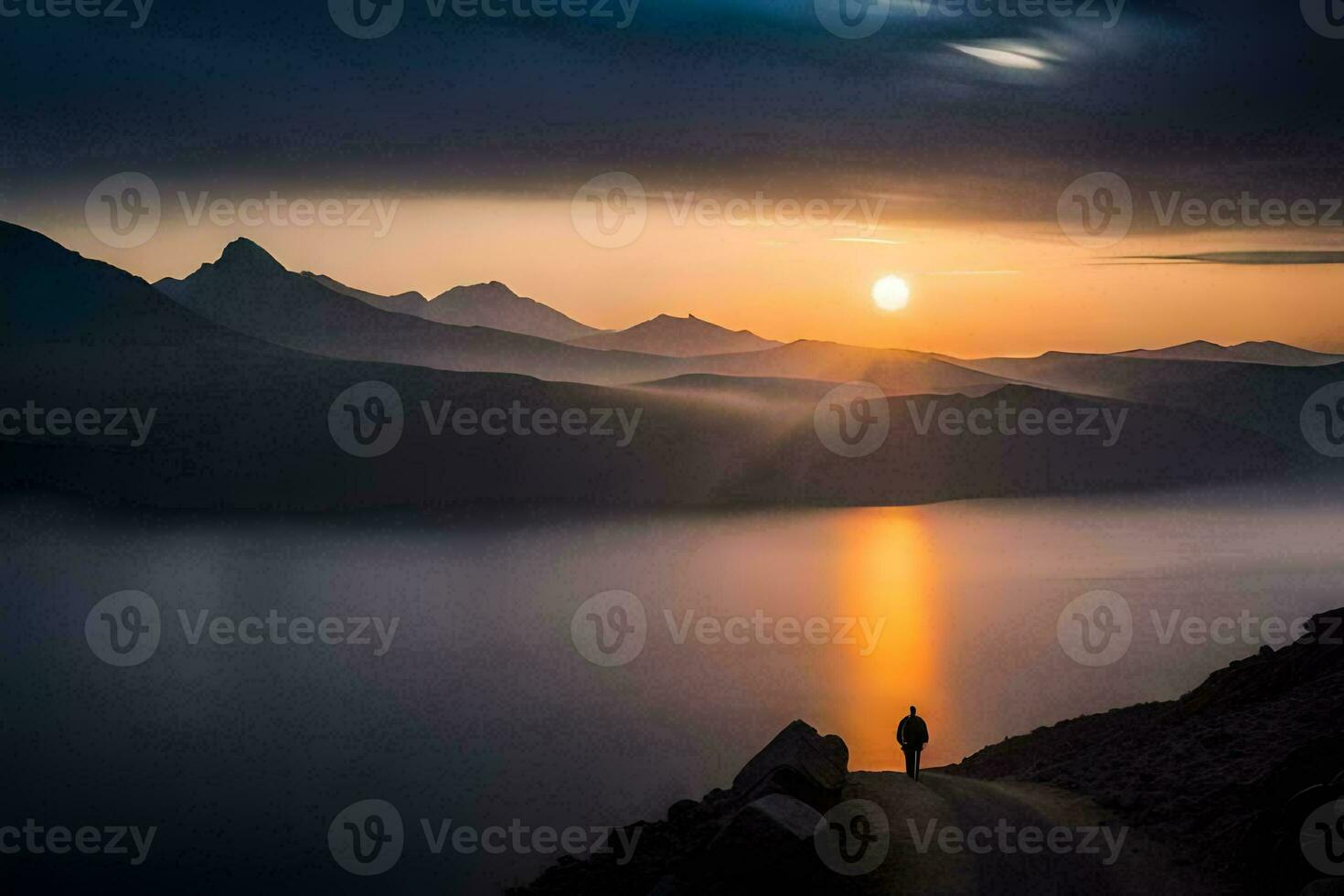 een persoon wandelen langs een pad in voorkant van een berg meer Bij zonsondergang. ai-gegenereerd foto