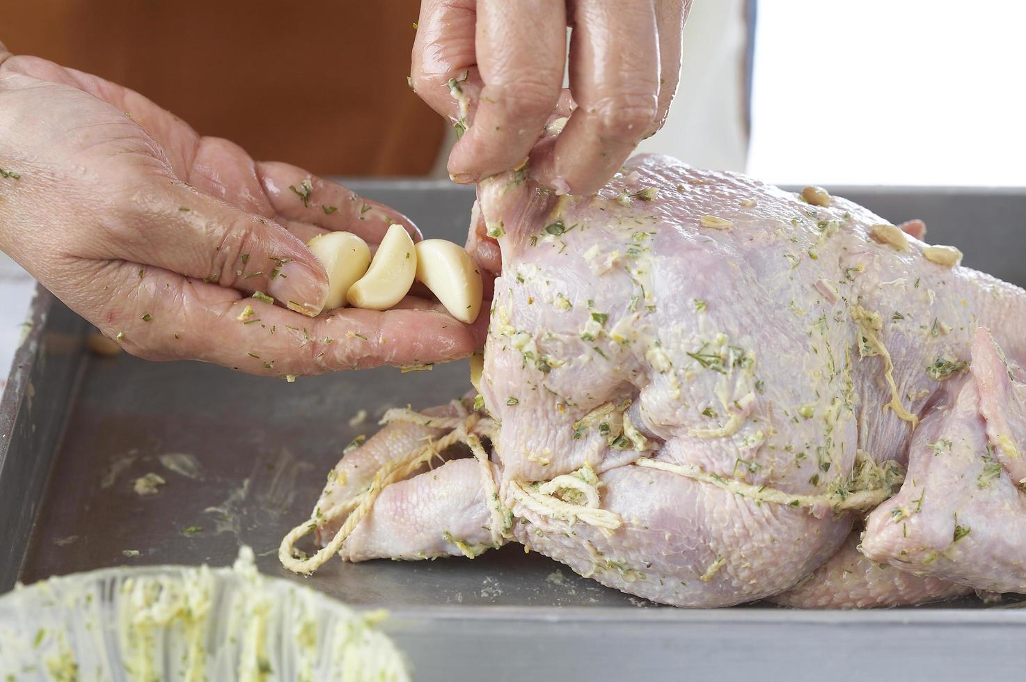 kippengebraad met knoflook koken foto