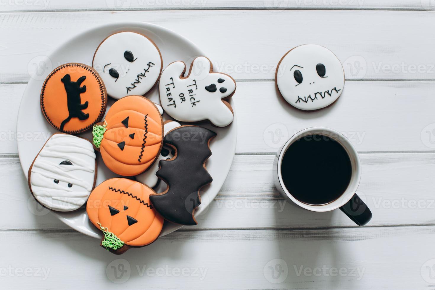 voorbereiding voor halloween. koffie en enge peperkoekkoekjes. foto