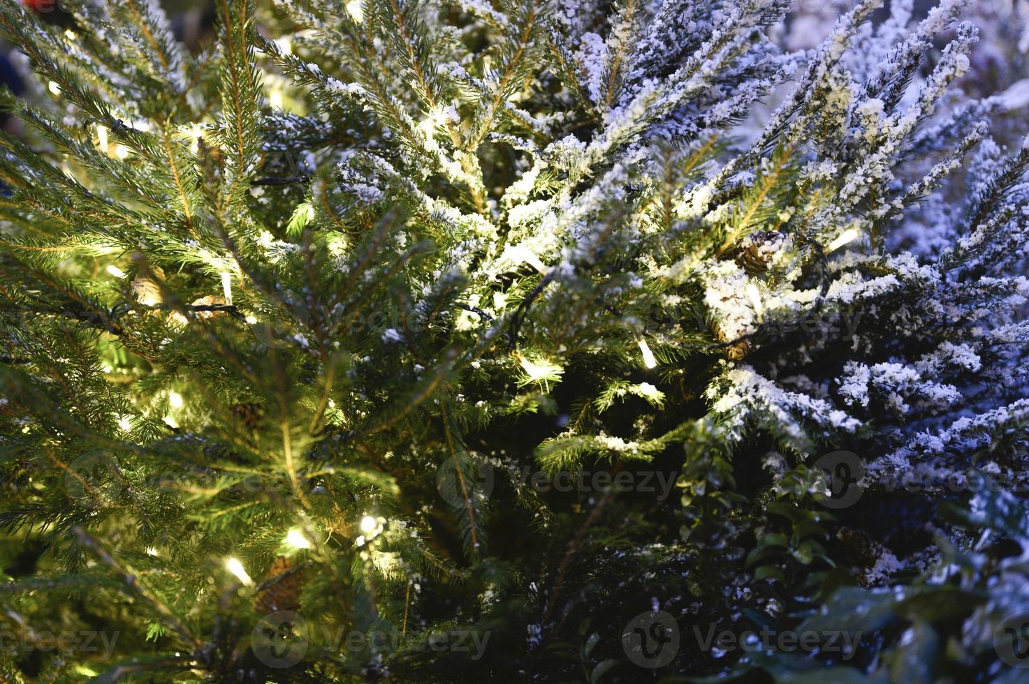 kerstboom gloeiende lichten versierd foto