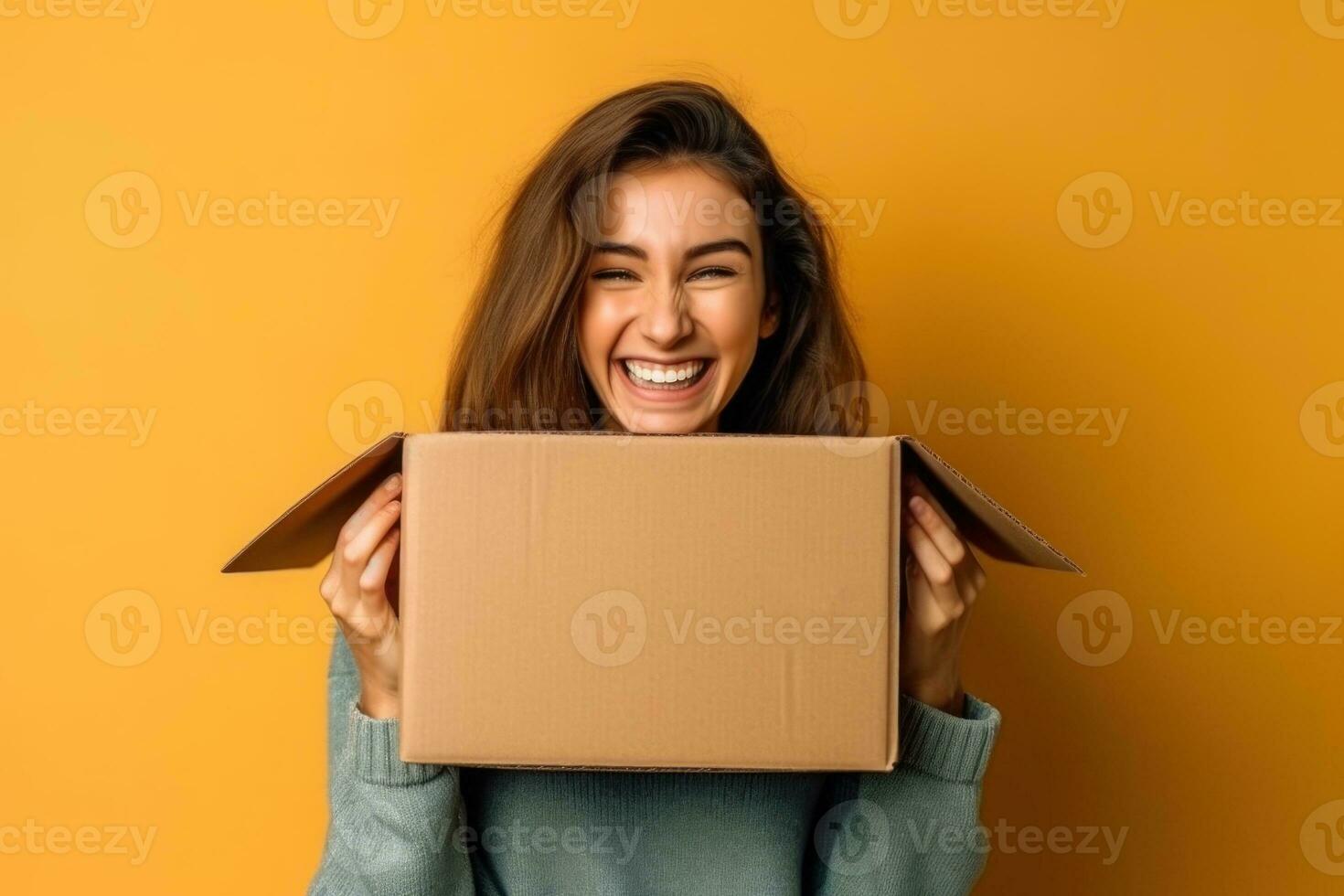 jong vrouw glimlachen Holding doos in voorkant van de camera, fotografie. generatief ai foto