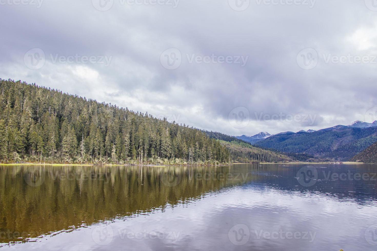 meer in pudacuo nationaal park in shangri la, provincie yunnan, china foto