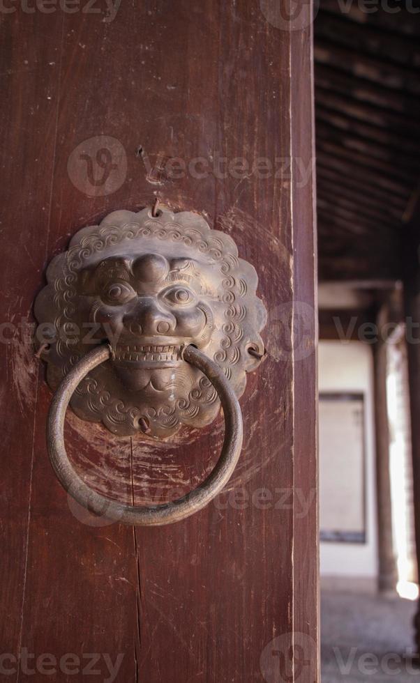 naxi huis deurklopper van baisha oude stad in lijiang yunnan china foto