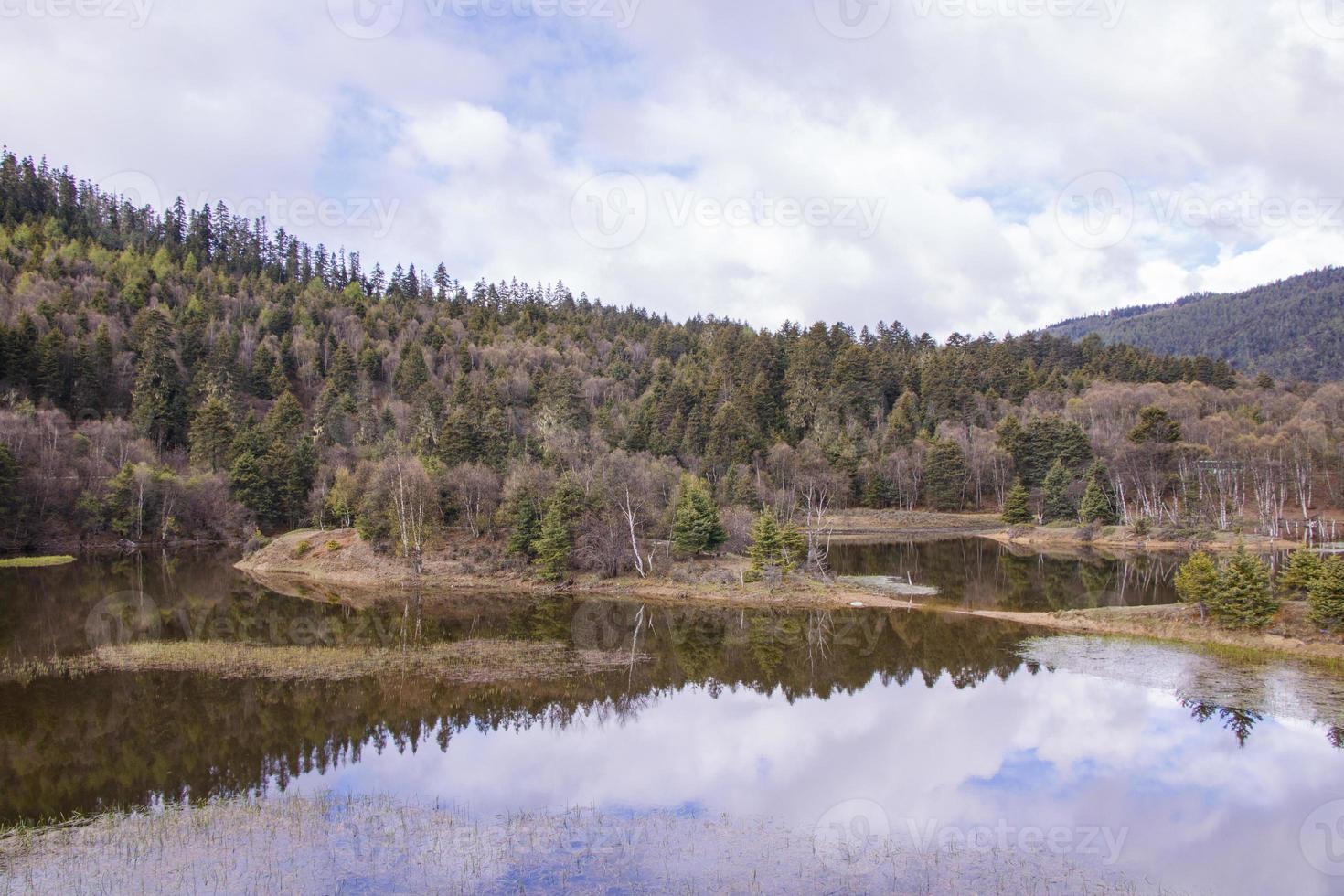 meer in pudacuo nationaal park in shangri la, provincie yunnan, china foto