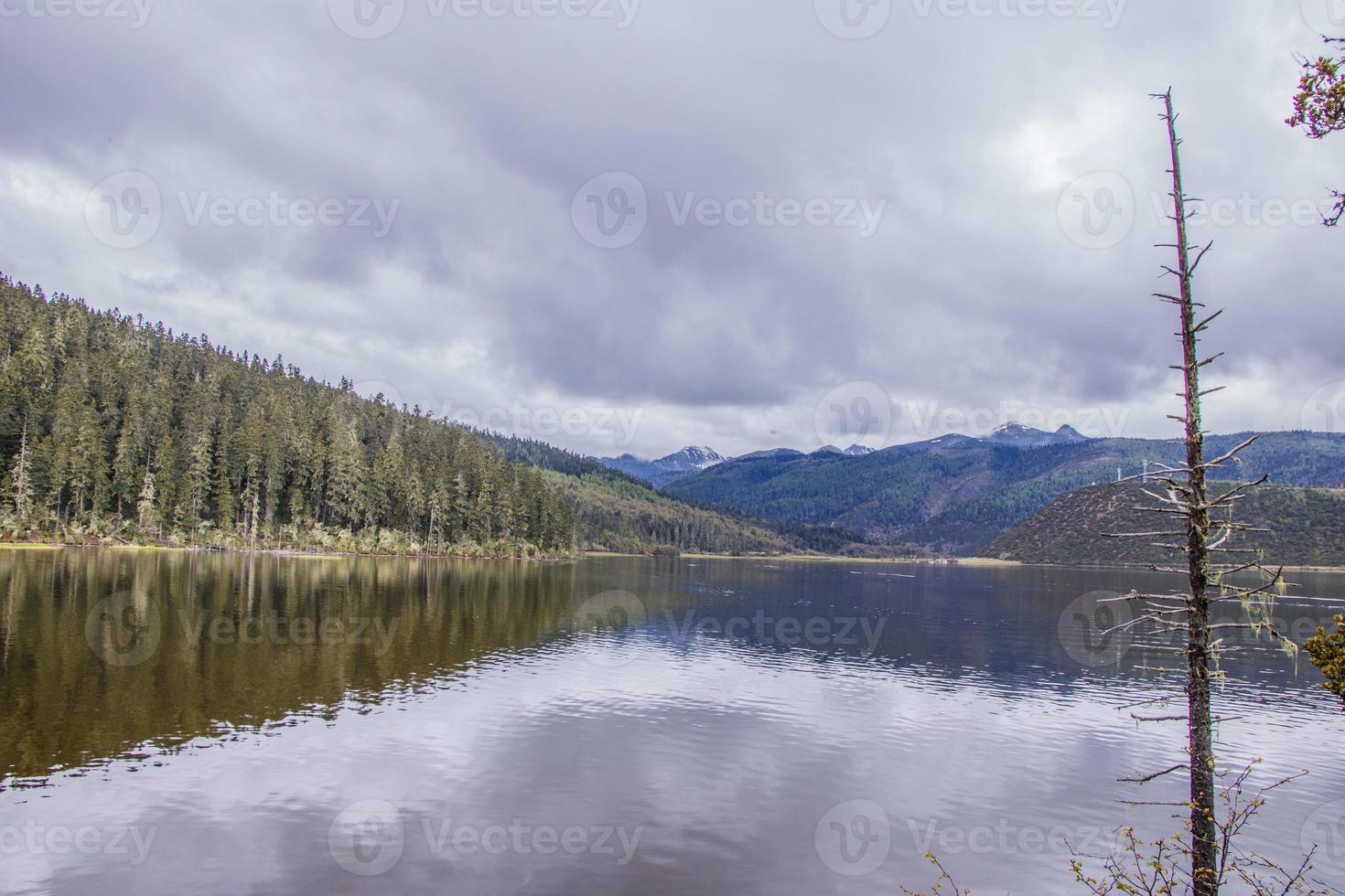 meer in pudacuo nationaal park in shangri la, provincie yunnan, china foto