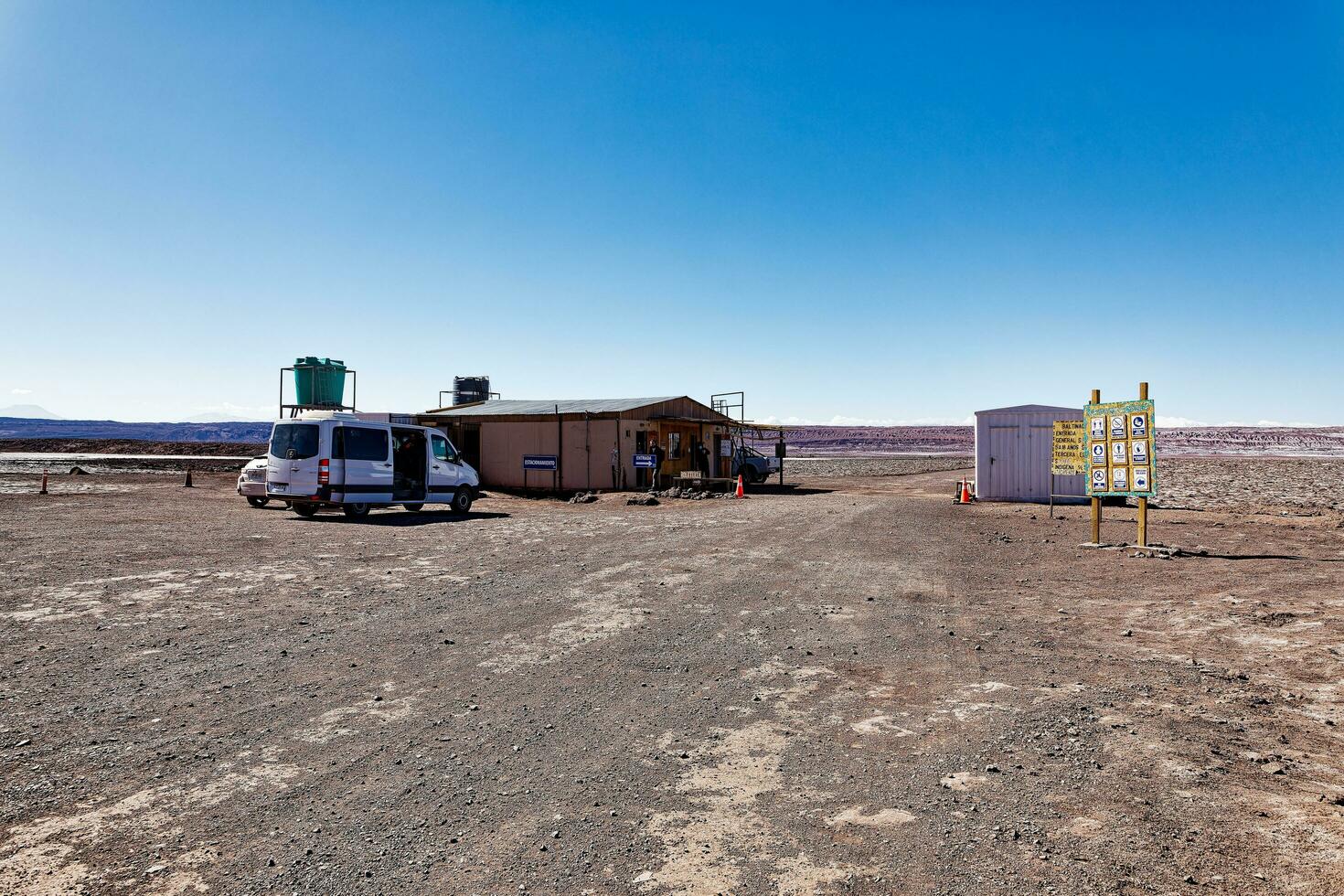 landschap van de verborgen baltinapijn lagunes - atacama woestijn - Chili. foto