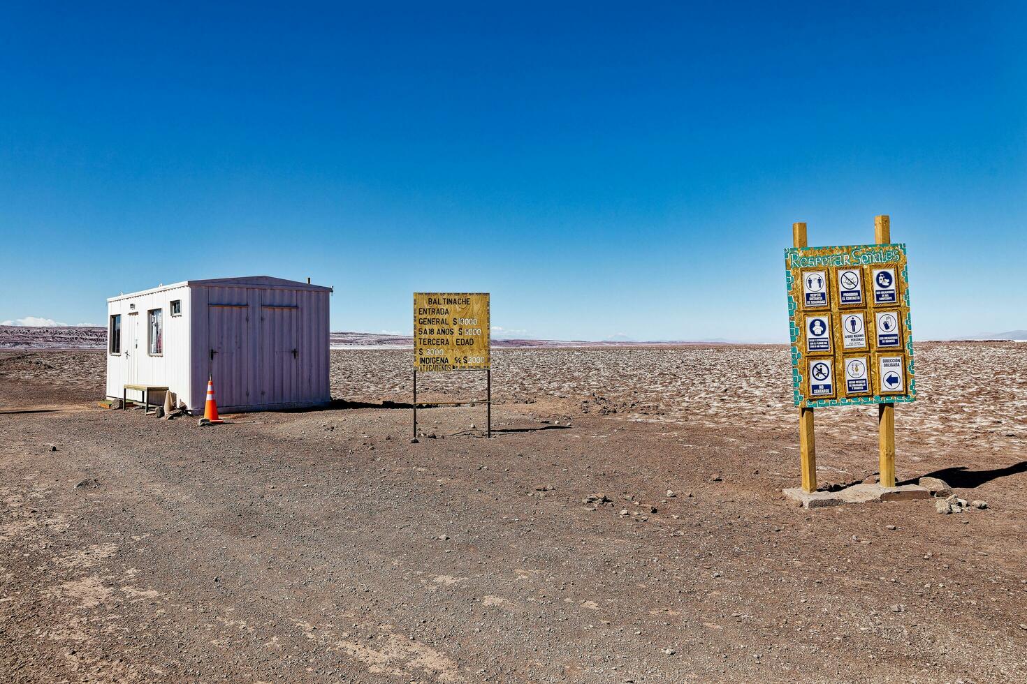 landschap van de verborgen baltinapijn lagunes - atacama woestijn - Chili. foto