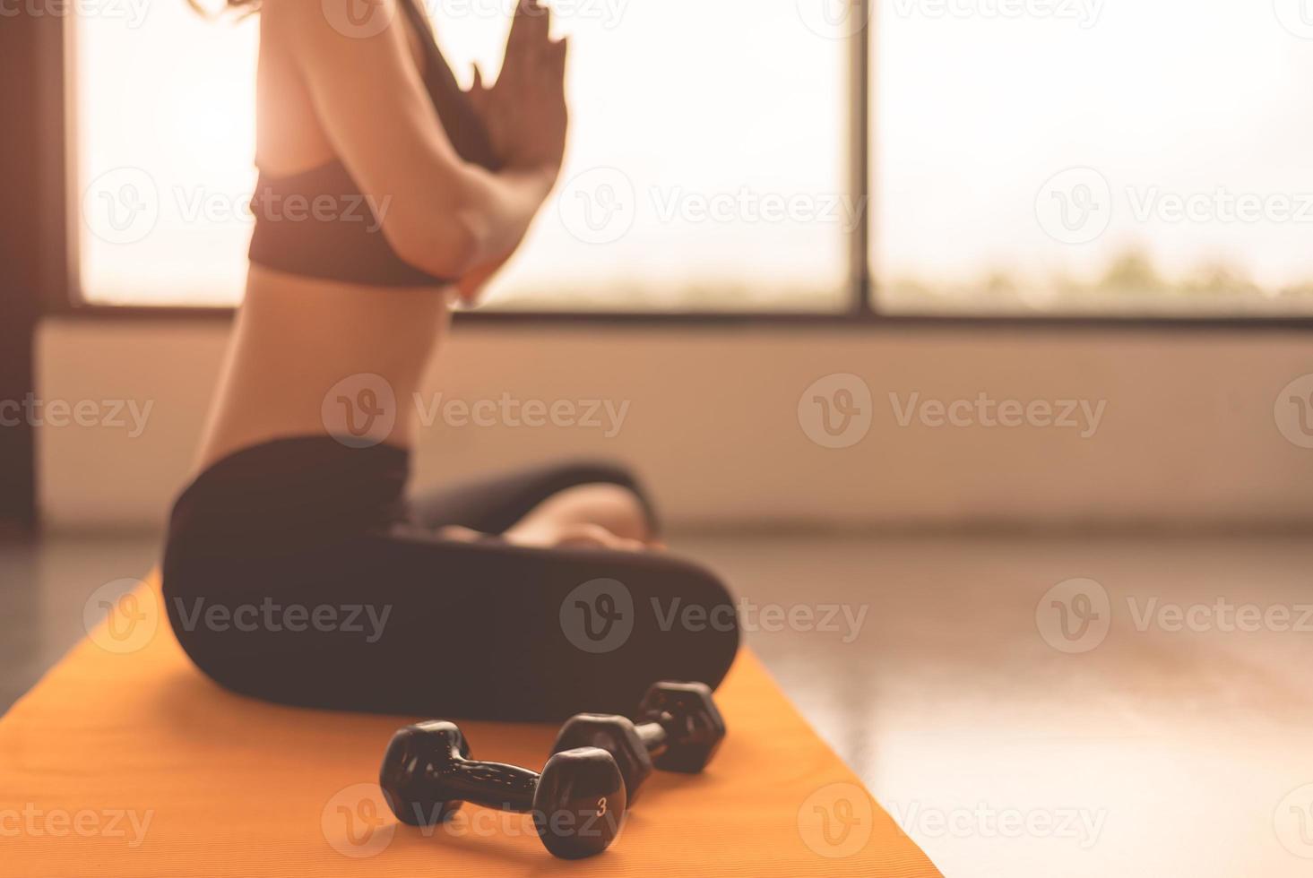 zijaanzicht schoonheidsvrouw die yoga doet en hand opsteekt foto