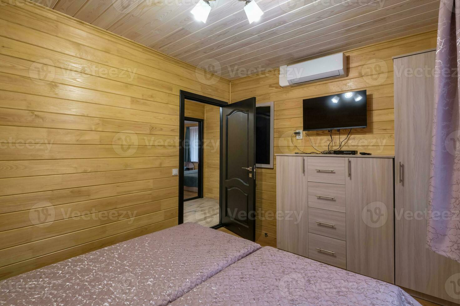 interieur van houten eco slaapkamer in studio appartementen, herberg of hoeve foto