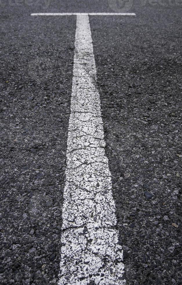 witte lijnen in een parkeergarage foto