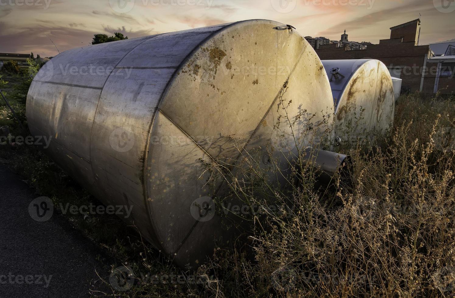 oude stalen tanks bij zonsondergang foto