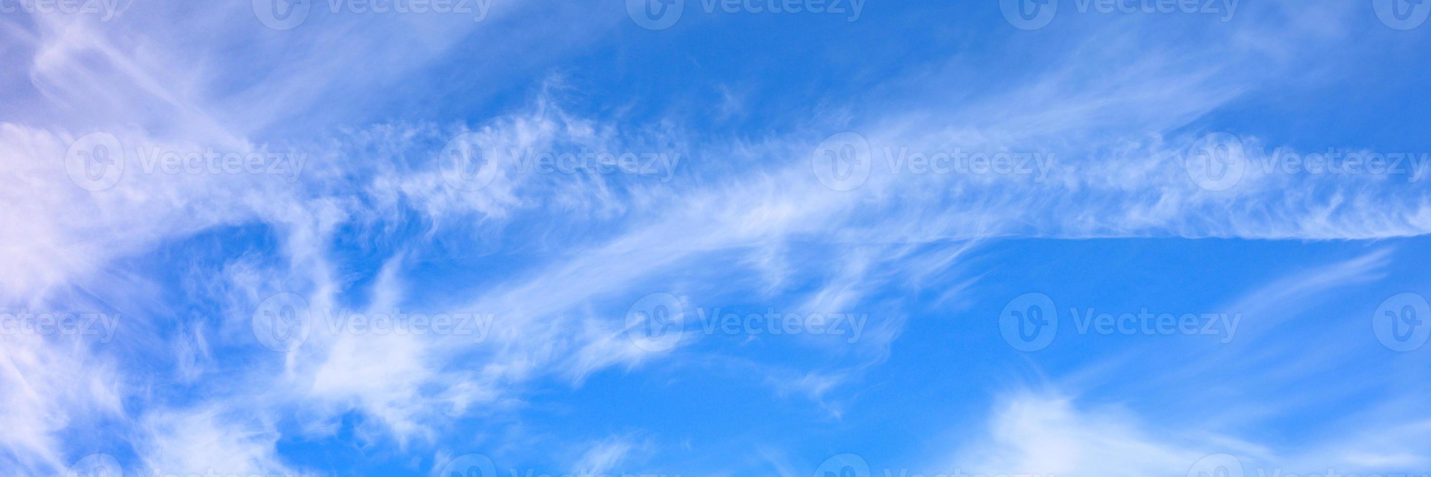 mooie blauwe lucht wolken foto