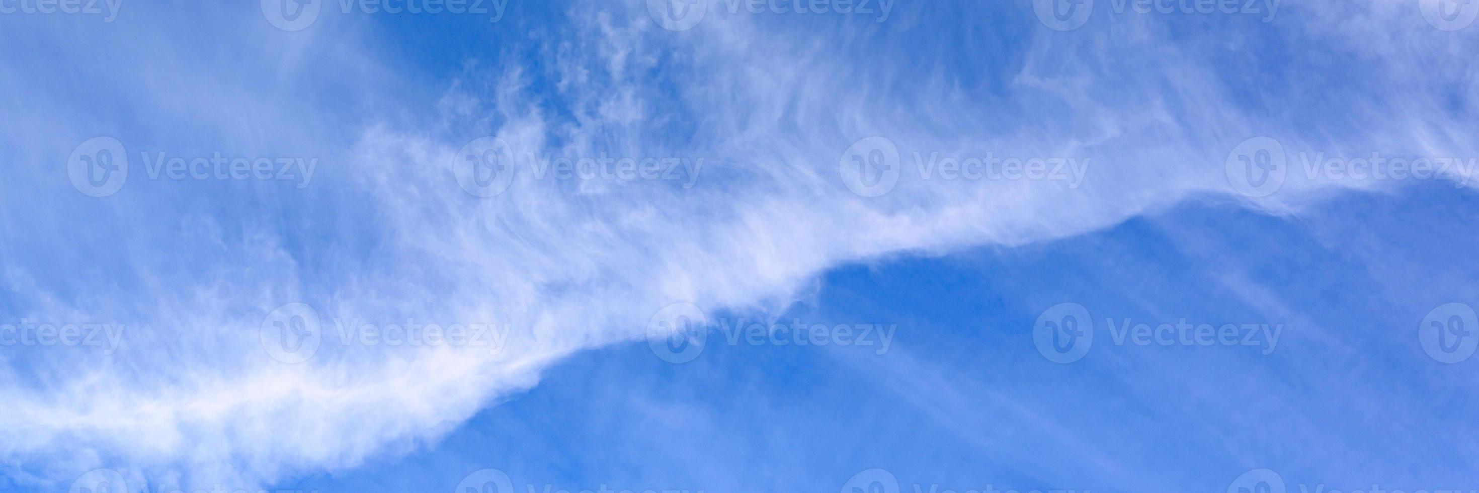 mooie blauwe lucht wolken foto