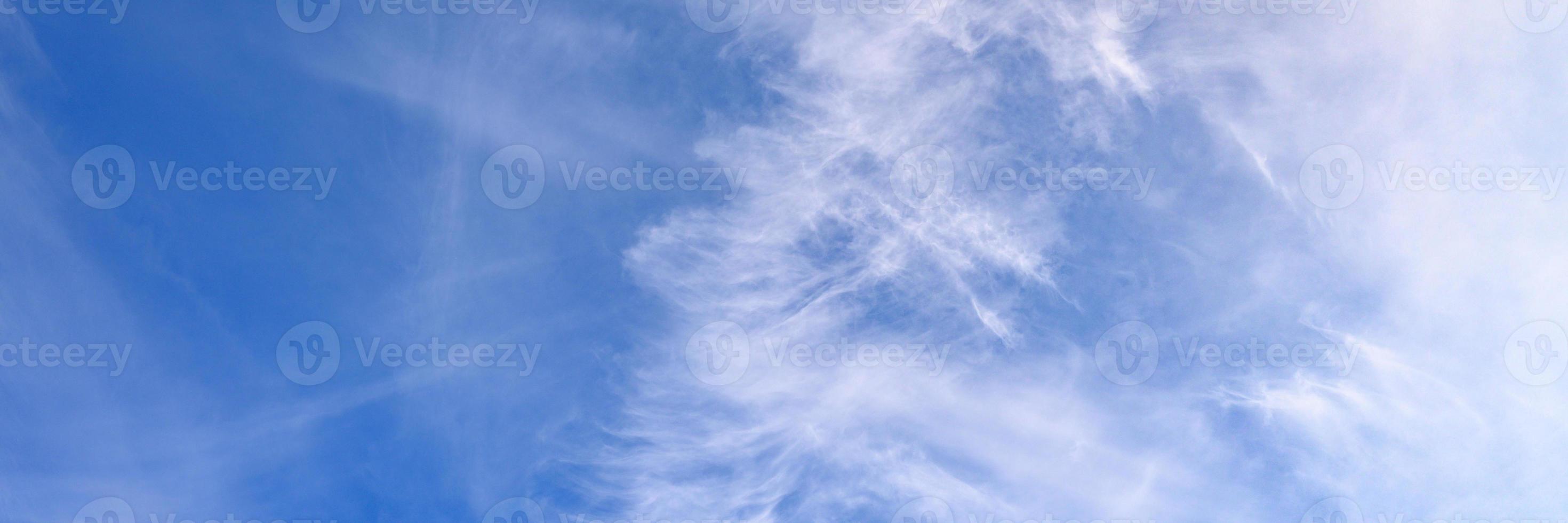 mooie blauwe lucht wolken foto