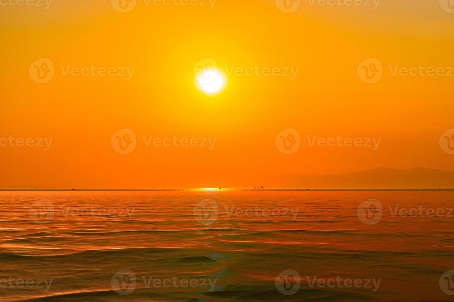 fel oranje zonsondergang over de zee foto