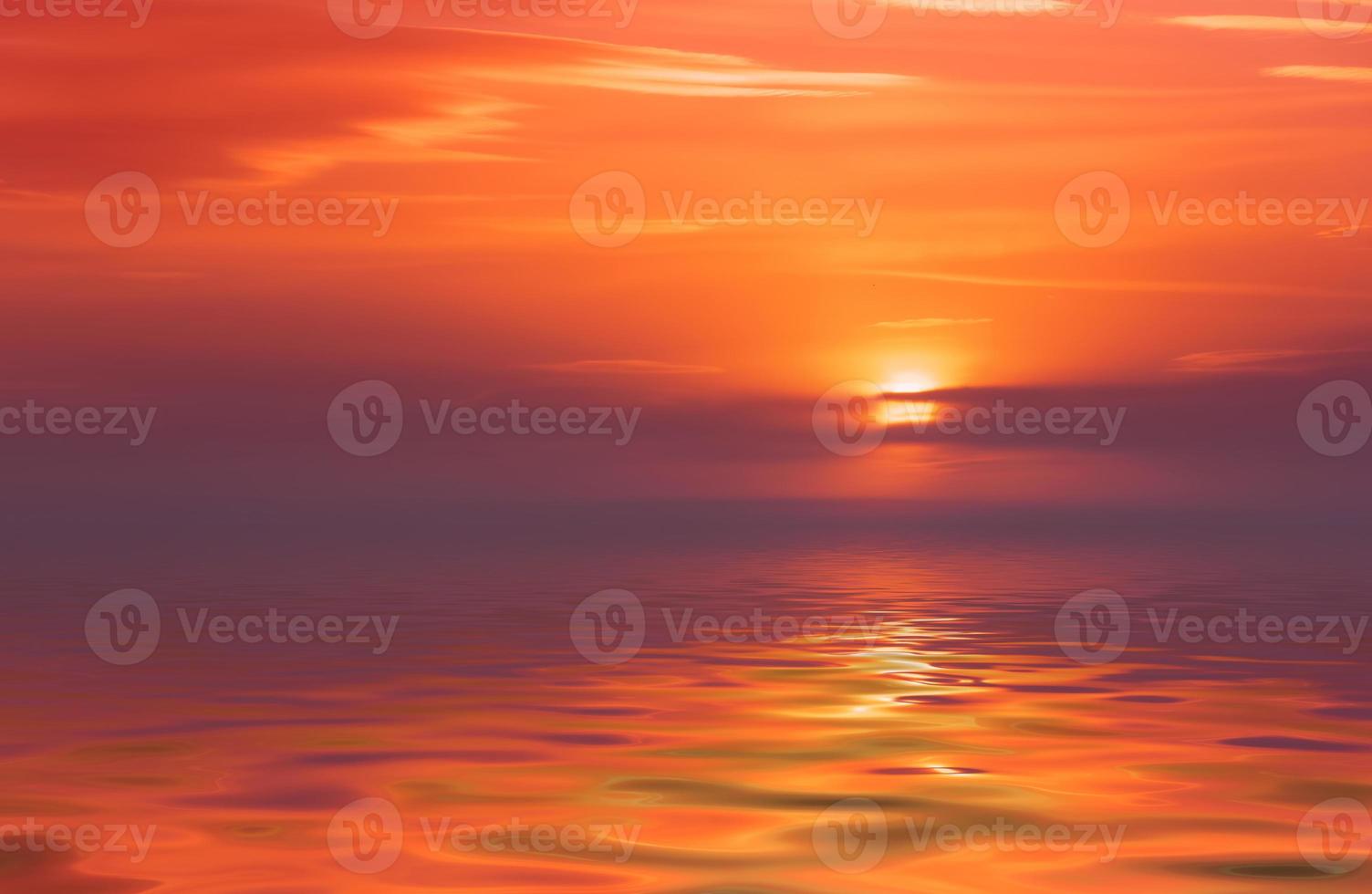 mooie heldere zonsondergang over kalme zee foto