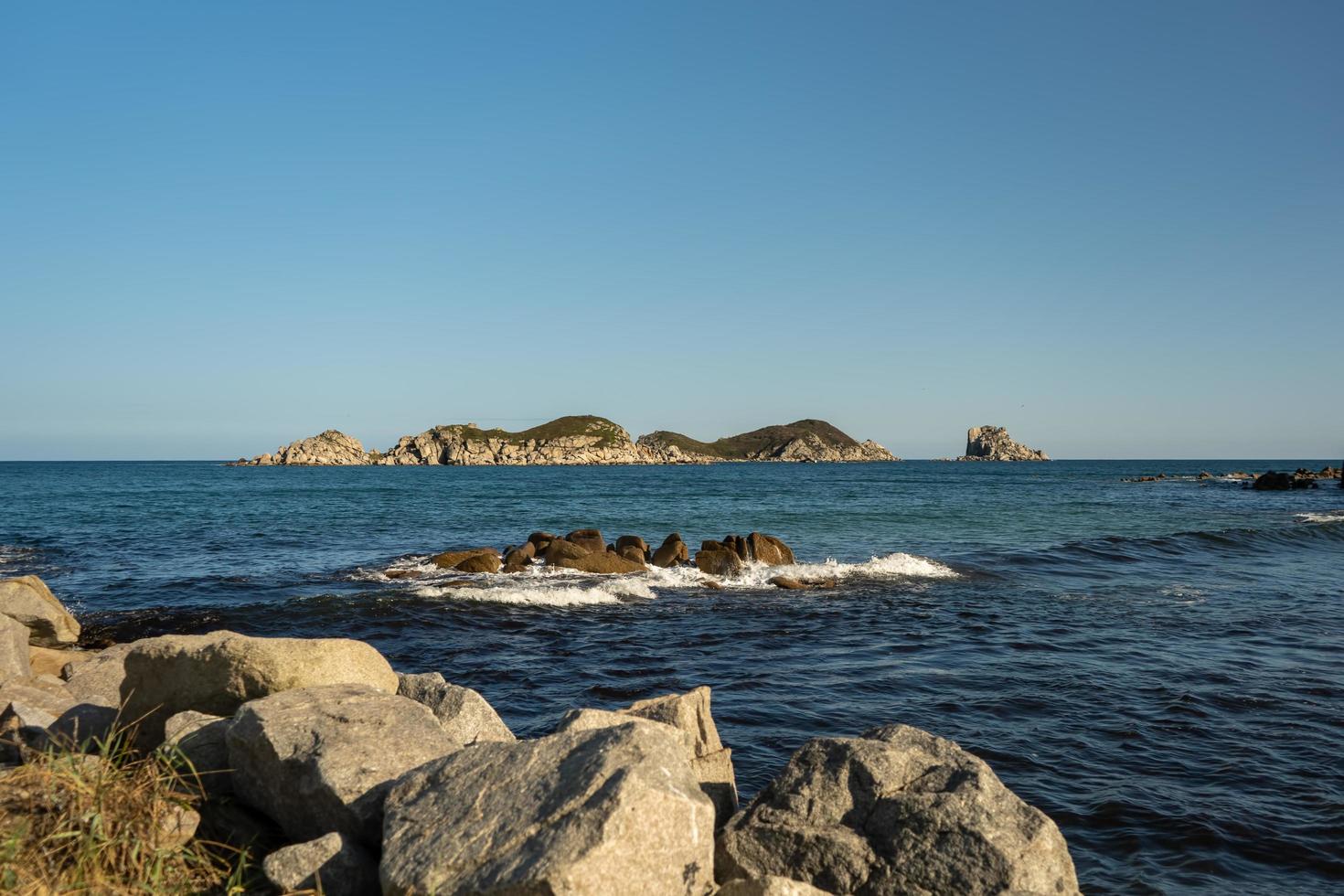 zeegezicht met prachtige rotsen in de zee. foto
