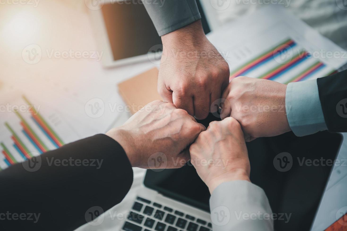 zakenmensen uitvoerend teamwerk gezamenlijke handen in vergaderruimte foto