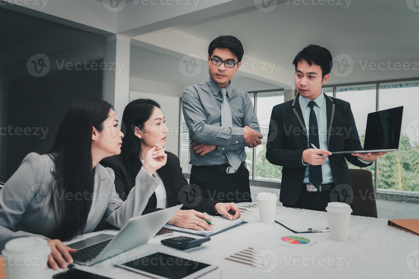 zakenmensen uitvoerend team vergadering verslag presentatie foto