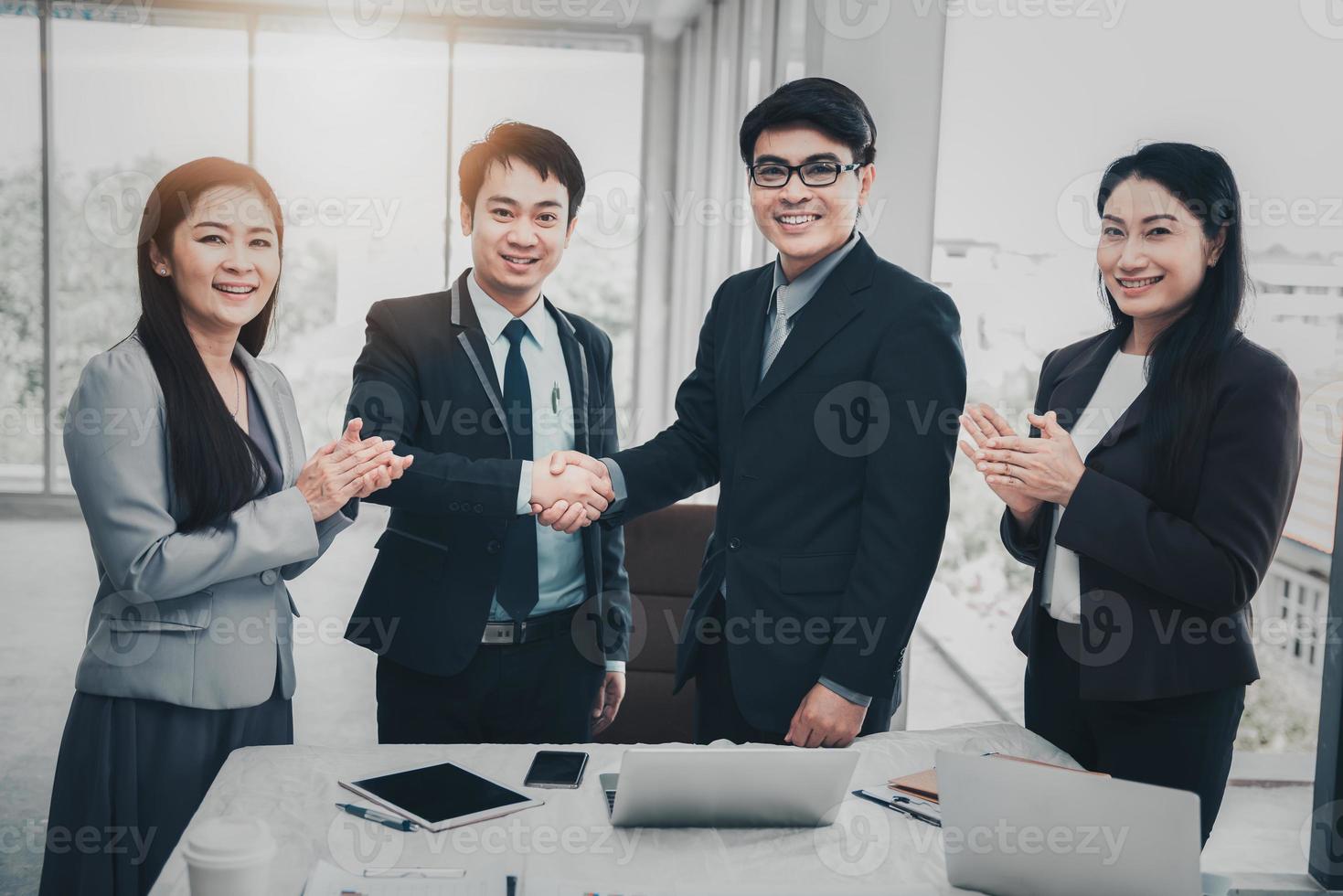 zakenpartners executive groeten handdruk na conferentie foto