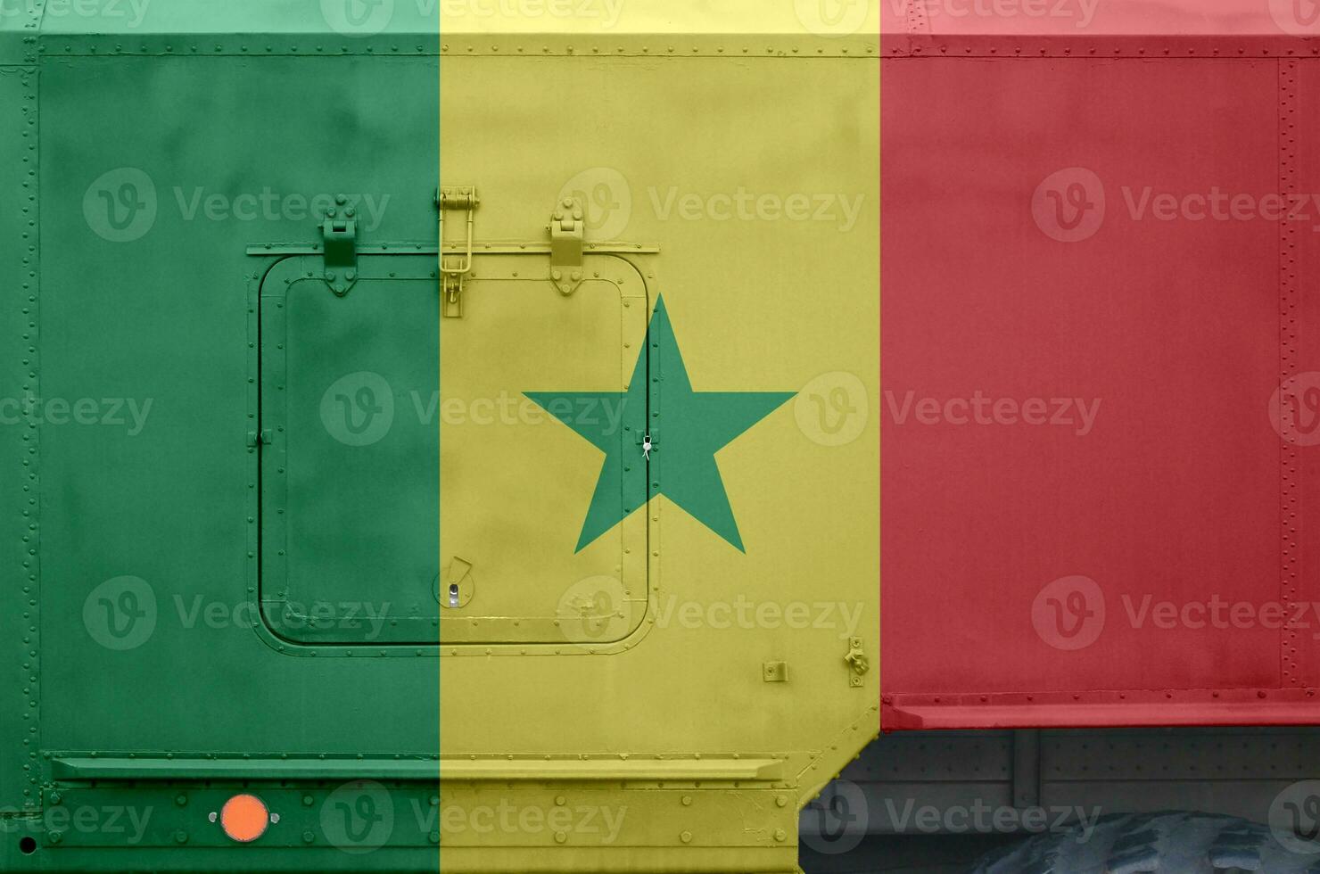 Senegal vlag afgebeeld Aan kant een deel van leger gepantserd vrachtauto detailopname. leger krachten conceptuele achtergrond foto