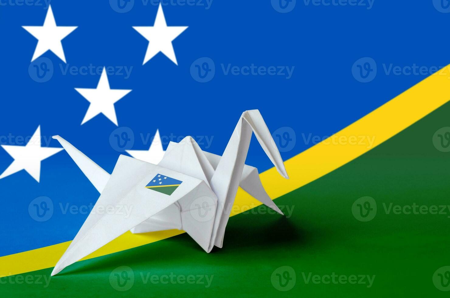 Solomon eilanden vlag afgebeeld Aan papier origami kraan vleugel. handgemaakt kunsten concept foto