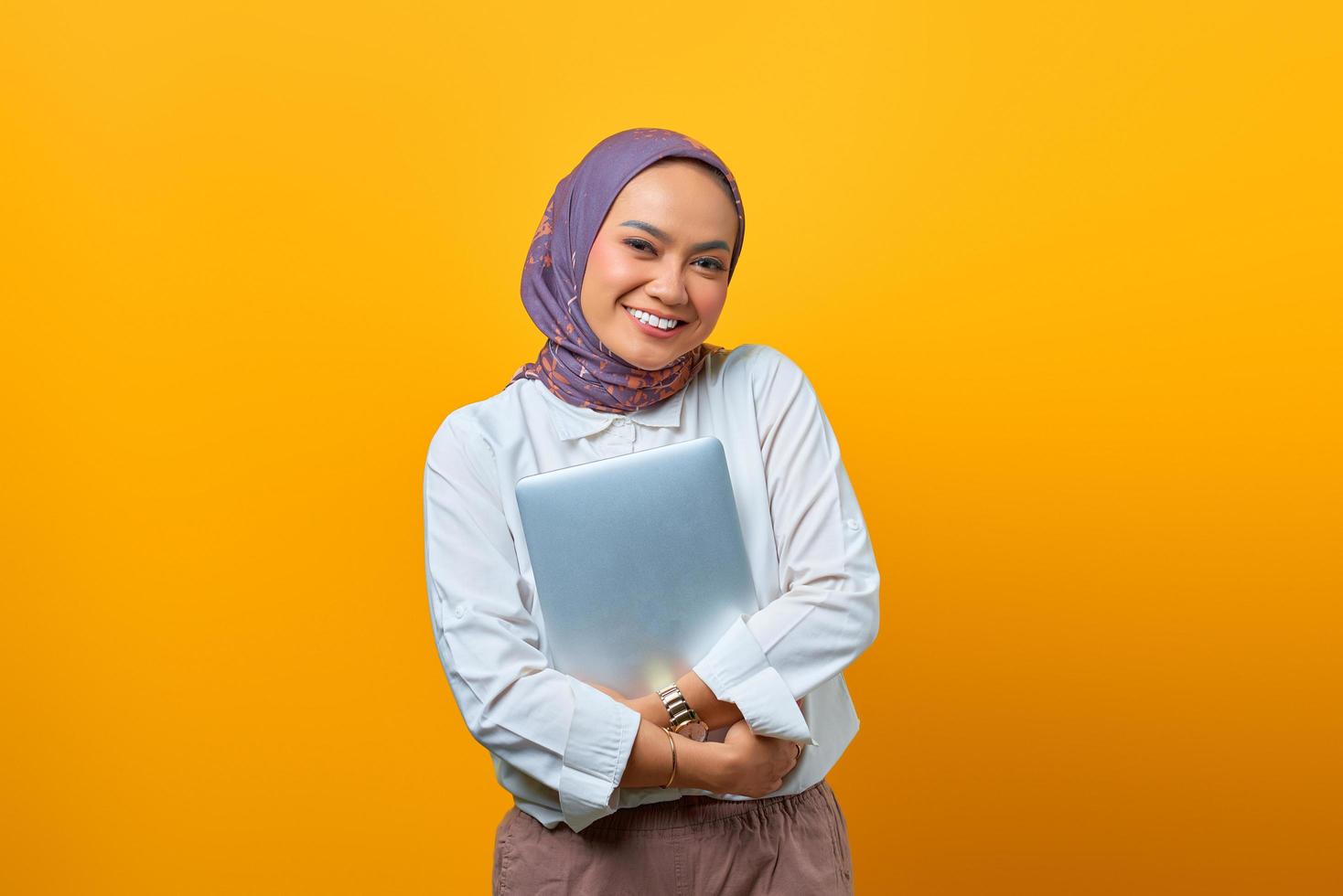 portret van lachende aziatische vrouw breng laptop foto