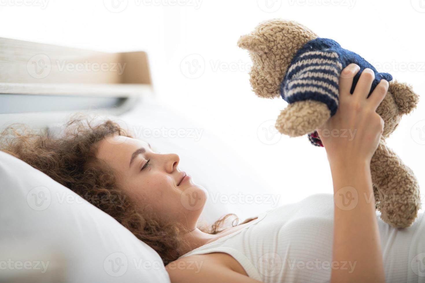 ontspan in de witte slaapkamer van het appartement foto